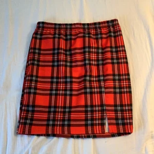 Rutig kjol - Röd rutig kjol i storlek 10Y men skulle säga att den passar XS också då den är väldigt stretchig💘Nästan aldrig använd