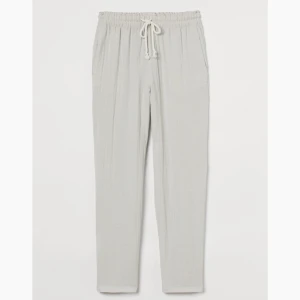 Beigea linnebyxor  - Oanvända linnebyxor från h&m med vitt snöre i midjan, lapp sitter kvar! Gråbeigea i färgen & har två sidfickor samt ”normalhög” midja. Säljes pga för korta på mig! 150kr och köparen står för frakt💞