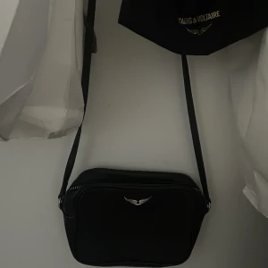 Zadig & Voltaire väska - Säljer nu denna suuuper fina äkta Zadig Voltaire väskan för bra pris! Köpte denna för knappt ett år sedan i en butik i Paris för ungefär 3000💞💞 dustbag tillkommer även🥰🥰