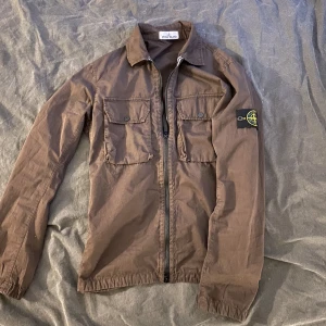 Stone Island overshirt  - Riktigt snygg brun stone island overshirt i storlek M, 9/10 i skick. Använd väldigt lite. 