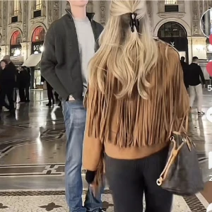 Jacka med fransar  - Postar igen pga oseriös köpare!! supersnygg jacka med fransar som är perfekt till i vår. Andra bilden är min💕💕 Köp gärna via ”köp nu” och välj instabox!!