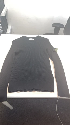 Stone island tröja  - Säljer min fina Stone island Ribbed Knit sweater Storlek S cond 10/10 slimfit mycket fin stickad material  Köptes i NK för cirka 4500kr  Bin 1000kr mycket bra pris!