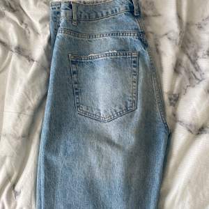 Ett par 90’s highwaist jeans från Gina Tricot. Har varsitt hål på vardera knä och är högmidjade. Fint skick!