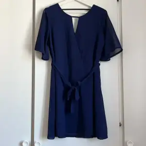Mörkblå klänning från sisters point. Fin skick.