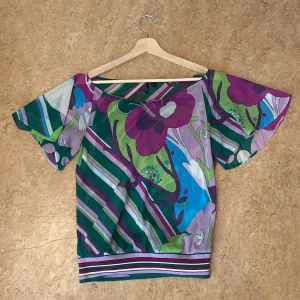 Färgglad top  - Genomskinligt och lite off the shoulder
