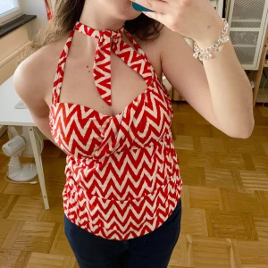 Halterneck topp - En svinsnygg halternecktopp från Antonio Melani i storlek M! Den går att knyta som man vill både i ryggen och runt halsen och säljer den endast pga att den är förliten i bysten! Den har inbyggd bh och är i baddräktsmaterial. Nypris 1100kr⭐️❤️