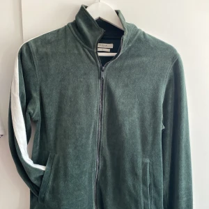 Jack&Jones set - Mörkgrönt (med vita linjer)set från Jack&Jones! Välbehållt! Både tröja och byxa i storlek S. Bra passform. Priset gäller för både tröja & byxa! Fler bilder eller frågor? Bara att höra av sig!