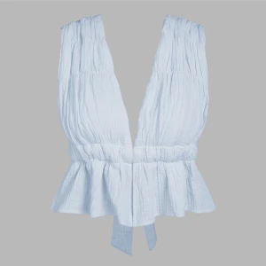 Blå topp - Supersöt & trendig topp i en underbar ljusblå färg. Passar till allt! Går att justera i ryggen så passar S/M/L