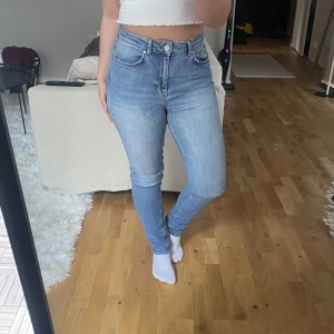 Jeans  - Vanliga jeans, midwaist. 