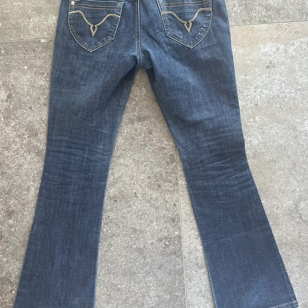 sjukt snygga lågmidjade mörkblå jeans. köp kan diskuteras vid snabbt köp!. Jeans & Byxor.