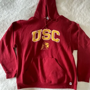 Hoodie - Vinröd hoodie som är köpt second hand! Varm och skön till en sommarkväll och är i väldigt bra skick! ❤️‍🔥Sitter oversized på mig som brukar ha S!