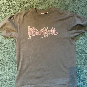 Carhart tröja - As fet carhart t-shirt med coolt tryck. Helt oanvänd och säljer för att den inte direkt passar in i min garderob