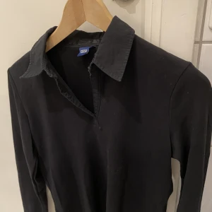 Rugbytröja - Säljer denna svart rugbytröja från cecil. Den är snygg och sitter slimmat. Väldigt skönt material känns lite som merinoull. Pris kan diskuteras