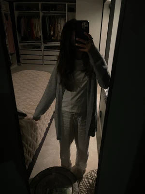 Kofta - Säljer min mysiga långa kofta med luva.  Den har knappt kommit till användnig, så den ser helt ny ut❤️