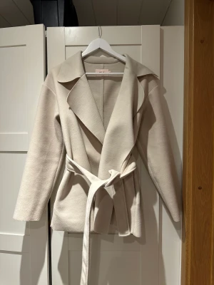 kappa nelly 🫶🏽 - SÅ FIN!! men kommer inte till användning lika mycket som jag förväntade mig. storlek 36 🤍 försten till kvarn