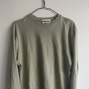 Sefr Sefr Tröja - Olivgrön bomullströja från Sefr Sefr   Aningen missfärgad i armhålorna