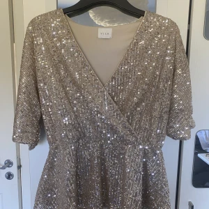 Champagne paljett topp - Storlek 38. Aldrig använd, endast testad! Nypris 400