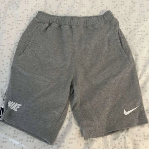 Nike short - Går att köpa i sett! Storlek M  Skick 10/10  Nypris för sett 1399kr Mitt Pris 250kr Fraktas och går även att mötas upp beroende på vart du bor!