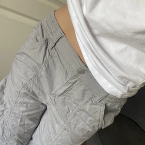 Cargo pants! - Snygga, gråa low cargo byxor! Slutsålda på hm, använda 2-3 gånger🩶frakt tillkommer.