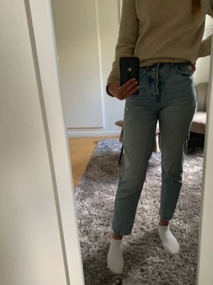 Jeans med knäppning  - Jeans med knäppning  Asos  Strl. 32 130kr 