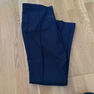 Msrinblåa oanvända kostymbyxor från Esprit! Storlek storlek 38