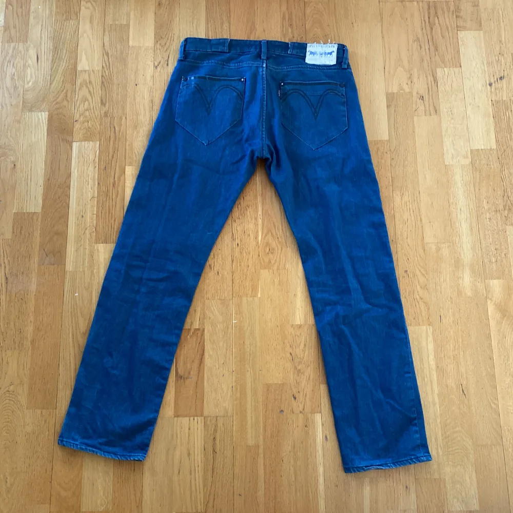Ett par levis jeans av modellen 504 Straight i en blå färg.. Jeans & Byxor.