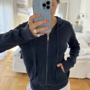 Zadig hoodie - Mörkblå zip hoodie från  Zadig med coolt tryck på ryggen. Väldigt bra skick. Nypris ca 3000kr