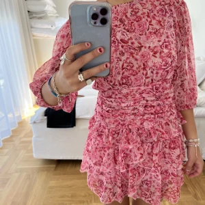 Neo noir sett - Jätte fint neo noir sett, köptes i Danmark för ca 800 kr, kan köpas styckvis och då kostar toppen 250 och kjolen 350. 500 för båda.