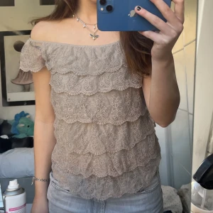 Spets topp! - Så snygg spetstopp med volanger!! Man kan både ha den som of shoulder och utan❤️