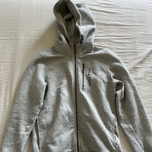 Sail racing tröja - Super fin sail racing tröja, säljer då den tyvärr va för liten. Superbra skick skulle säga att det passar någon med xs petite eller om du vet med dig att du har lite kortare överkropp🥰 använd gärna  ”köp nu” köparen står för frakten🥰❤️