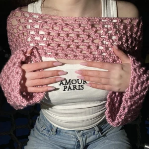 Virkad sleeve - Säljer handgjorda virkade sleeves från mitt och en väns UF som heter Unsolved Sthlm UF. Går att köpa i både rosa och lila. Det kan bli så att man måste förbeställa då vi har ett begränsat antal färdiga produkter. 