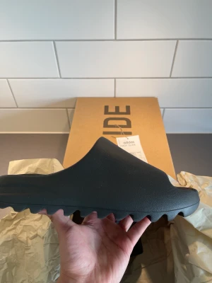 Adidas Yeezy Slide (Onyx) - -Condition 9/10 -Size Us 9 -Bin -900 -Kvitto finns