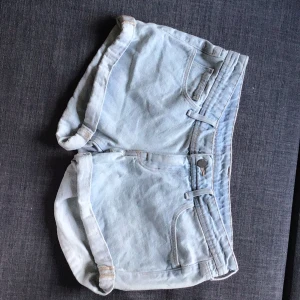 Lågmidjade jeansshorts  - typ aldrig använda 