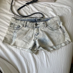 Shorts  - Jeans shorts storlek M! Ny skick ! Dom ska vara lite blekta. Köptes för 299kr säljer för 100kr. LÅGMDIJADE 