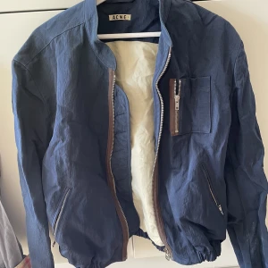 Acne jacka  - Fin acnejacka som jag vuxit ur! Sparsamt använd.  Slumpas bort billigt!  Nypris ca 3000kr Mitt pris 500kr