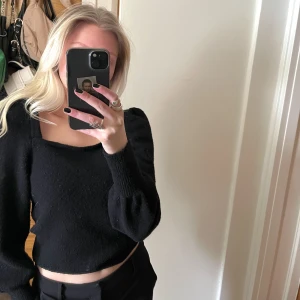 Tröja - Fin svart tröja med axelpuffar💓