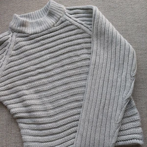 Stickad tröja - Tröja är mycket lite anväd. Något croppad (kort) i designen men absolut inte en magtröja.