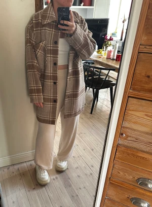 Oversize jacka - Helt ny jacka, beställde från UK men kände inte att den passade mig men tycker den är så snygg! 