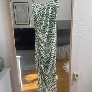 Långklänning  - Superfin långklänning. Jag beställde två storlekar och va slarvig och inte skickade tillbaka den ena. Man kan justera störena på ena sidan och den är i väldigt stretchiga material! Inte genomskinlig. Inga lappar kvar men aldrig använd :)