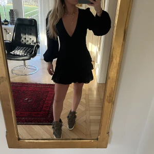 Zara klänning - Svart klänning från Zara. Helt oanvänd med lapparna kvar. 