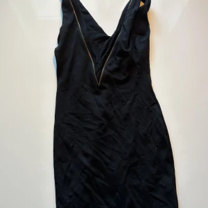 Klänning säljs i bra skick - Nu säljer jag min klänning som är bara ett år gammal, har bara använt den en gång.  