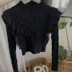 Stickad tröja  - Superfin stickad långärmad tröja, med volanger. Tröjan har lite stretch i sig och är sparsamt använd. 🌷