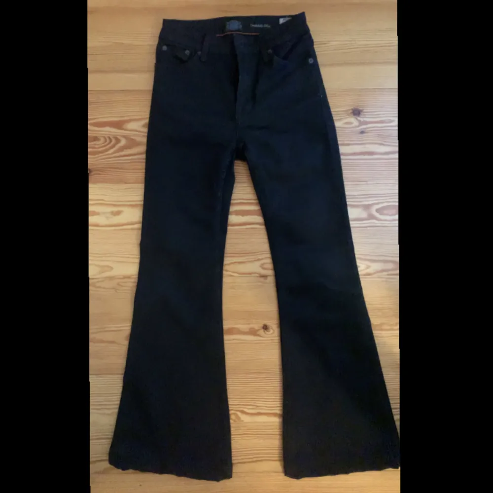 Säljer dessa svarta flared jeans i mycket bra skick! Kan mötas upp i Stockholm om man vill köpa. Hör av dig om du har några frågor. . Jeans & Byxor.