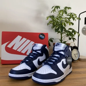 Nike dunk high midnight navy - Skorna är använda en gång och säljer nu för att dom var förstora 