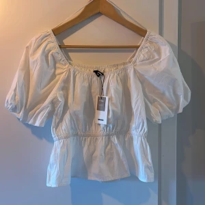 Blus  - Fin helt oanvänd blus/T-shirt från BikBok. Lappen kvar🥰