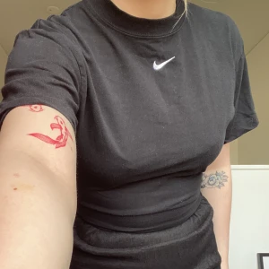 nikebody  - svart t-shirt body med lite högre krage från Nike. bra skick!