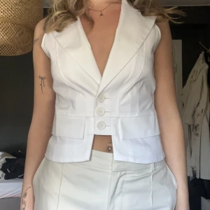Vit kostymväst - Världens snyggaste kostymväst som tyvärr är lite för stor för mig i bysten. Jätte bra skick!!! 💋