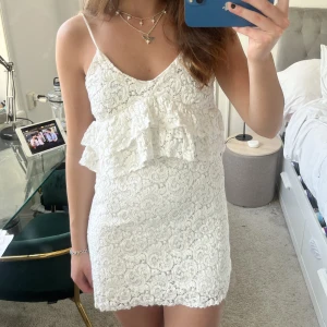 Klänning!  - Så sommrig klänning!!! Storlek M och den passar mig som brukar ha M men skulle säga att den är liten i storleken