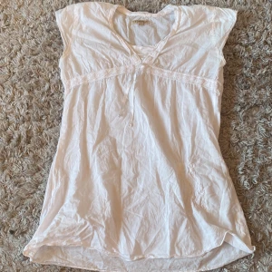 Vit topp - Säljer nu denna fina vita topp som tyvärr är för liten för mig, supersöt!💕 Frakt ändras beroende på om du köper spårbar eller med frimärken eller på köp nu💕