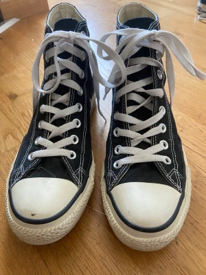 Converse - Andvända en två gånger jättefina men är för stora för mig 